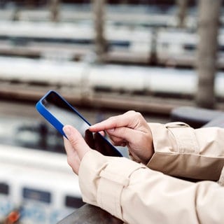 Mit der Bahn reisen kann chillig sein - wenn das Internet keine Faxen macht. DAS läuft jetzt während der Fahrt besser.