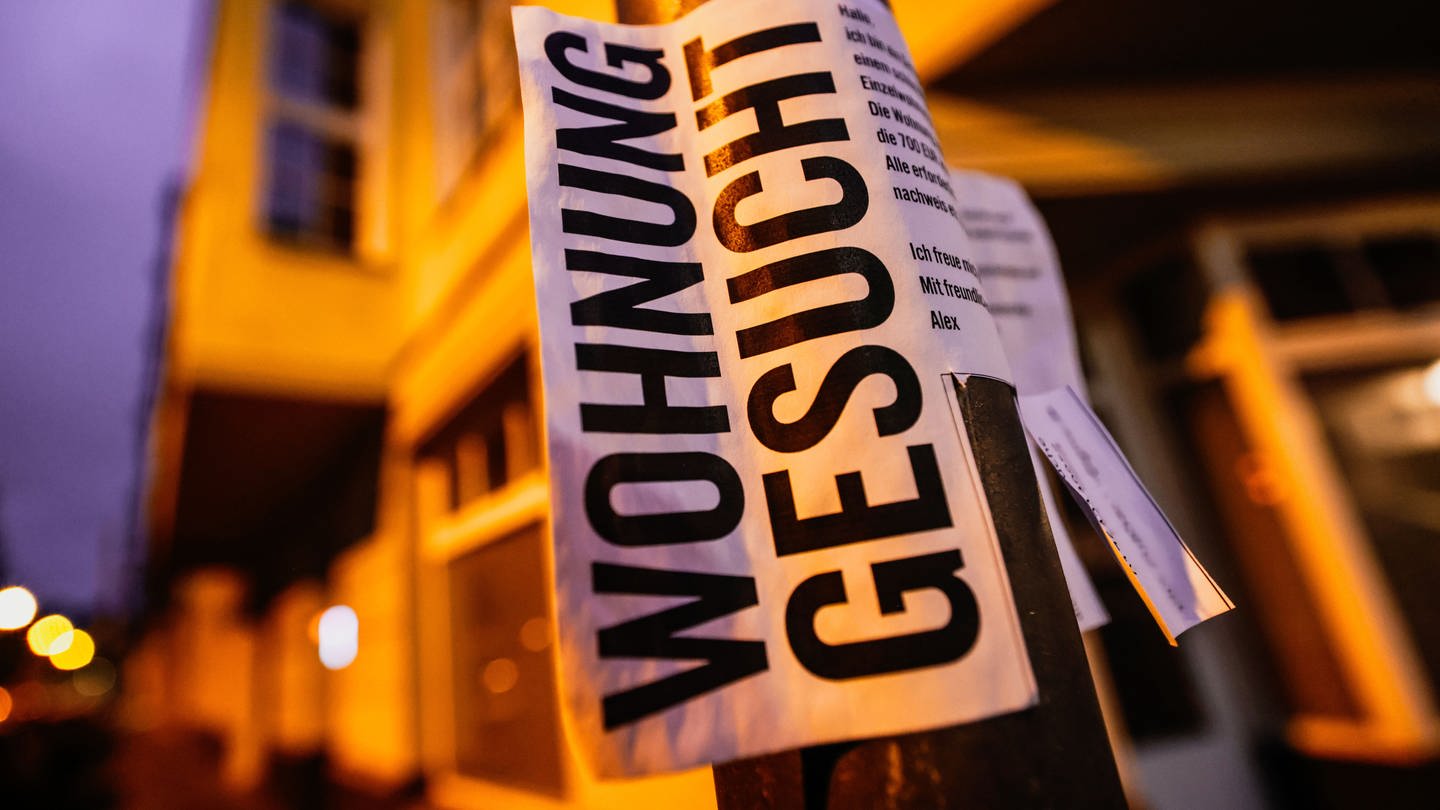 Ein an einem Straßenschild angebrachter Zettel mit der Aufschrift 