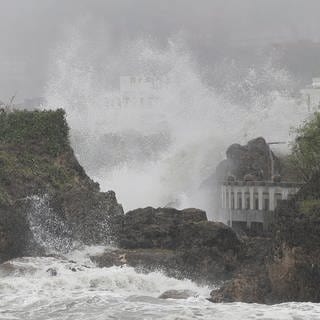 Wellen brechen an der Küste von Kaohsiung im Süden Taiwans, während sich Taifun «Krathon» Taiwan nähert.