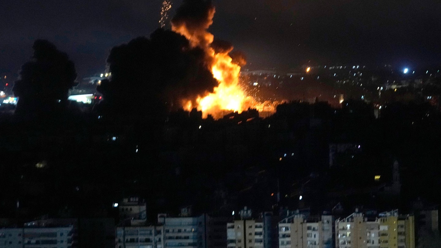 Rauch und Flammen steigen nach einer Explosion in die Luft.