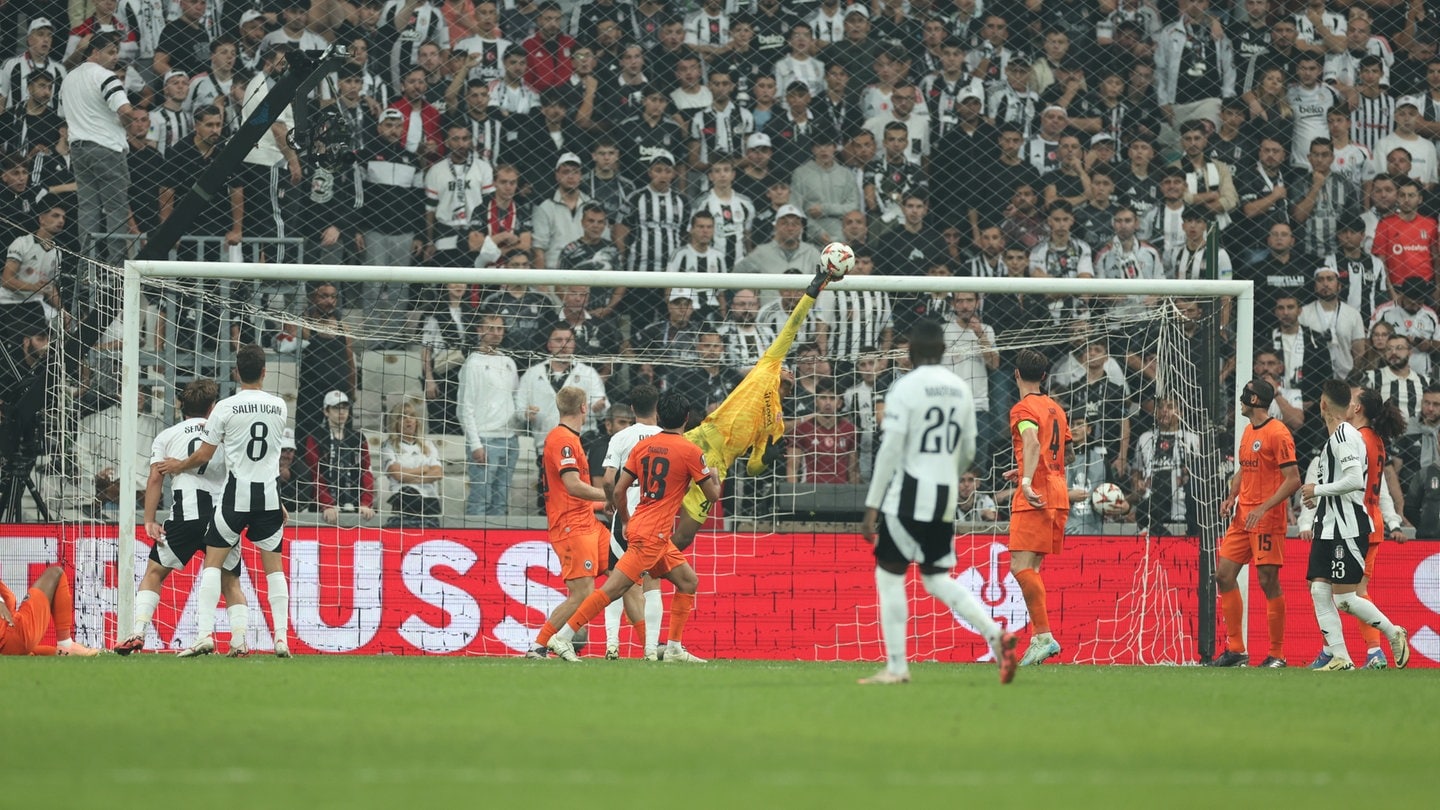 Matchwinner Kaua Santos mit einer Parade gegen Beşiktaş Istanbul.