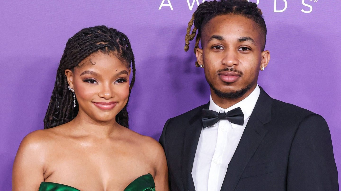 Halle Bailey zusammen mit DDG auf dem roten Teppich bei einer Awardshow.