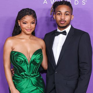 Halle Bailey zusammen mit DDG auf dem roten Teppich bei einer Awardshow.