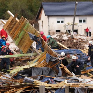 Rettungskräfte suchen nach Überschwemmungen und Erdrutschen im Dorf Donja Jablanica in Bosnien nach Vermissten.