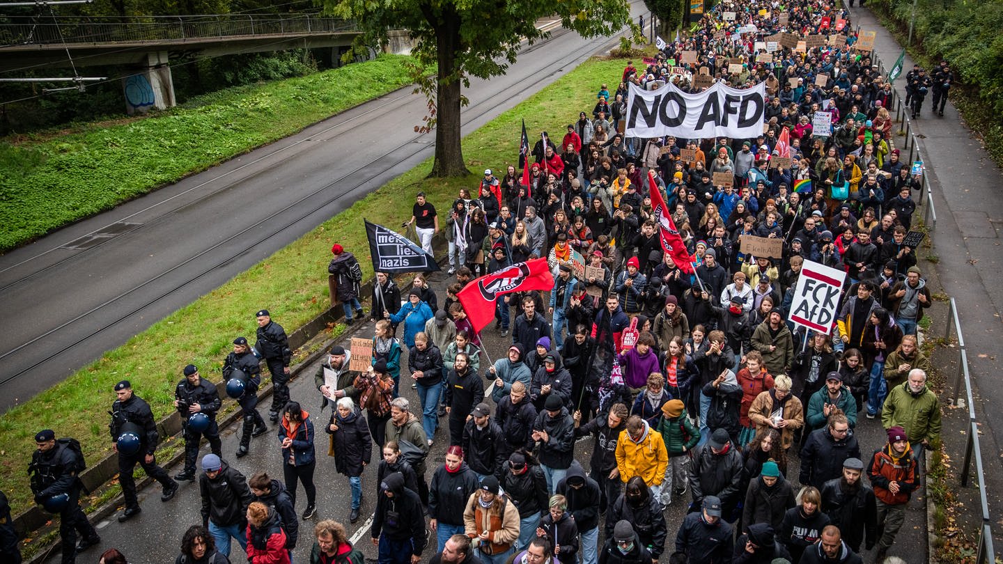 Unter dem Motto «Klare Kante gegen rechts» beteiligen sich zahlreiche Menschen an einer Demo gegen die AfD und ziehen zur Aufstellungsversammlung für die Liste der AfD Baden-Württemberg zur Bundestagswahl, die auf dem Messegelände von Ulm stattfindet.