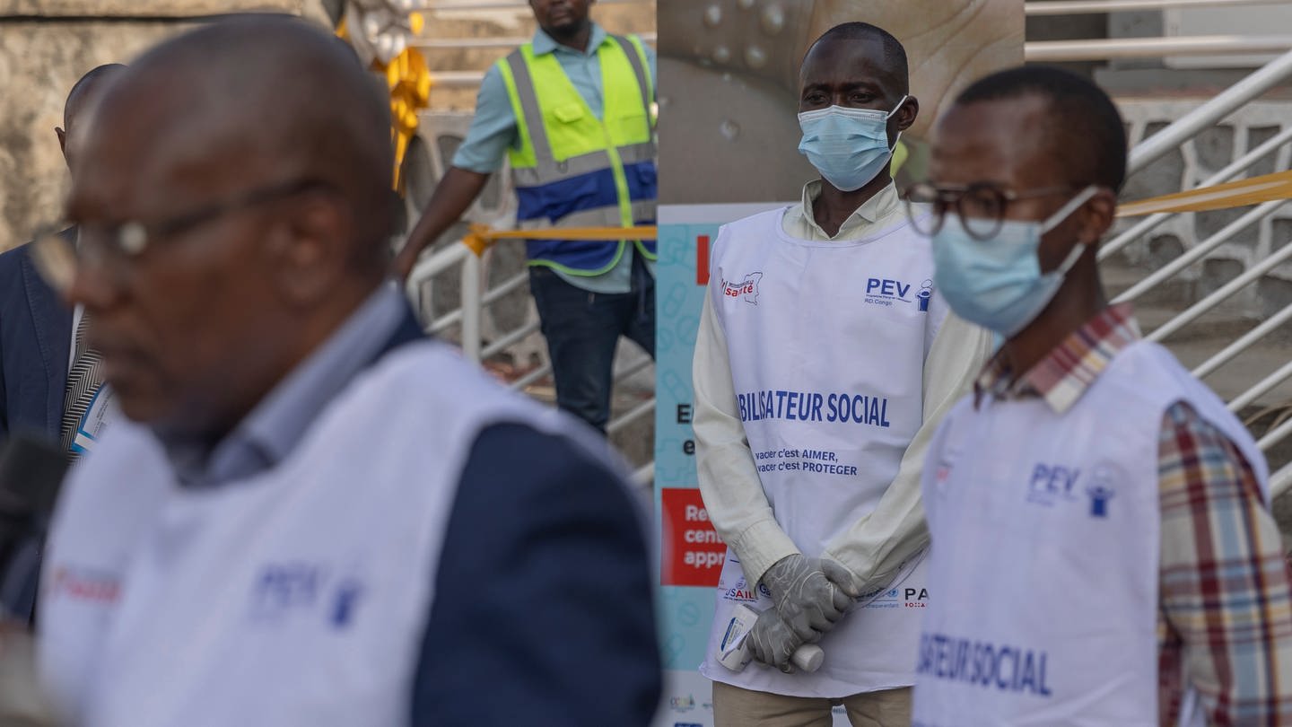 Mitarbeiter des Gesundheitswesens werden bei Mpox-Impfung im Krankenhaus in Goma DR Kongo fotografiert.