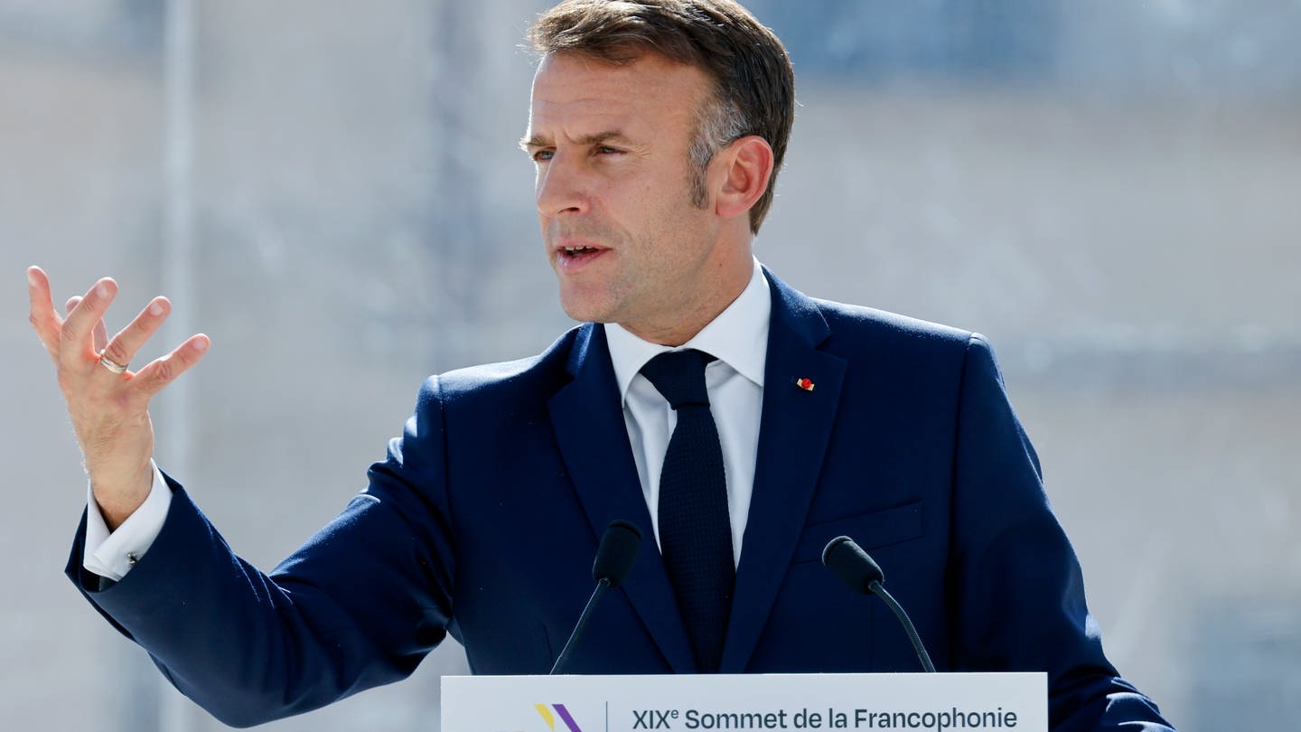 Frankreichs Präsident Emmanuel Macron gestikuliert während seiner Rede auf dem 19. Frankophonie-Gipfel.