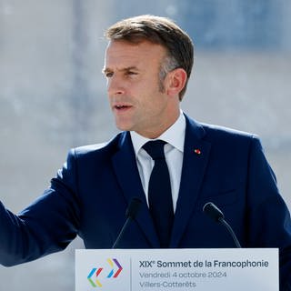 Frankreichs Präsident Emmanuel Macron gestikuliert während seiner Rede auf dem 19. Frankophonie-Gipfel.