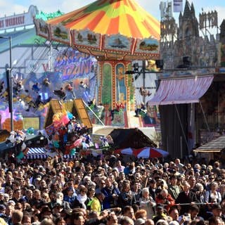 Karussel Fahrgeschäfte und Menschenmenge auf dem Oktoberfest.