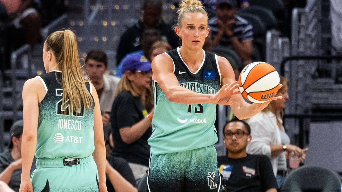 Leonie Fiebich und Nyara Sabally spielen in der US-Basketball-Profiliga WNBA für New York Liberty. Jetzt gehts um alles!