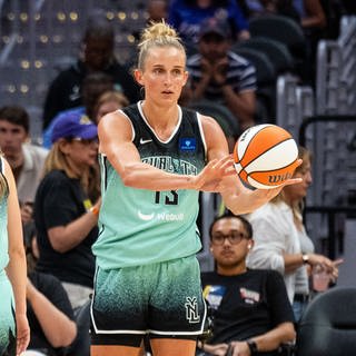 Leonie Fiebich und Nyara Sabally spielen in der US-Basketball-Profiliga WNBA für New York Liberty. Jetzt gehts um alles!