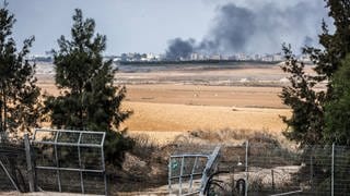 Blick auf ein zerstörtes Tor und den Gaza-Streifen im Hintergrund. Drei Tage nach dem verheerenden Hamas-Terrorangriff auf israelische Ortschaften hat Israels Armee die Grenze nach eigenen Angaben wieder unter Kontrolle gebracht. (zu dpa: ««Es kam wie aus heiterem Himmel» - Ein Jahr nach dem 7. Oktober»)