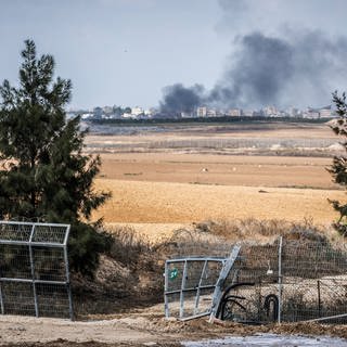 Blick auf ein zerstörtes Tor und den Gaza-Streifen im Hintergrund. Drei Tage nach dem verheerenden Hamas-Terrorangriff auf israelische Ortschaften hat Israels Armee die Grenze nach eigenen Angaben wieder unter Kontrolle gebracht. (zu dpa: ««Es kam wie aus heiterem Himmel» - Ein Jahr nach dem 7. Oktober»)