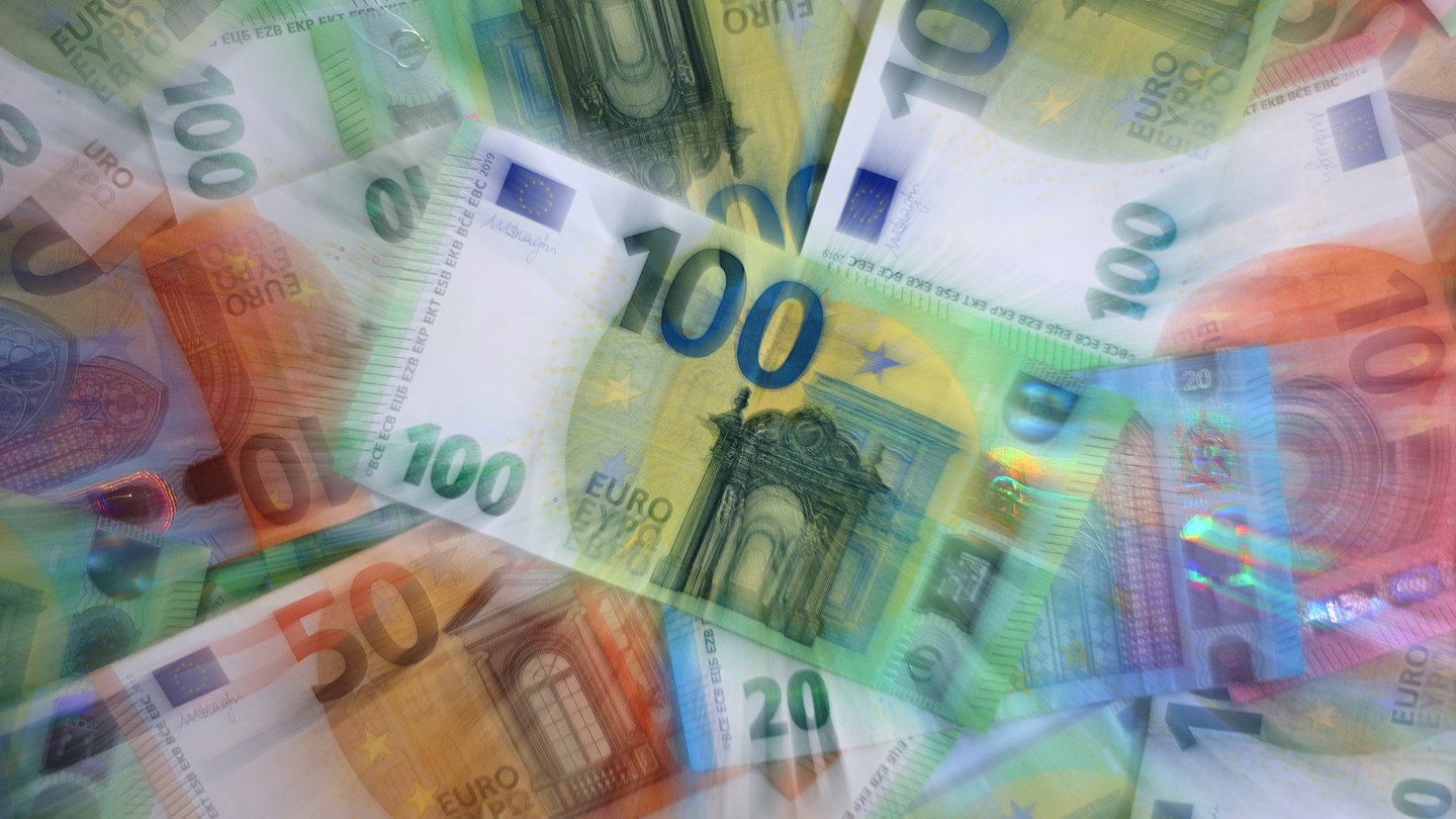 Verschiedene Euro-Banknoten liegen auf einem Tisch.