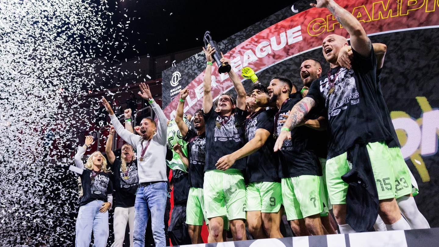 Fußball: Baller League, Final Four, PSD Bank Dome: Ana Maria Markovic (l), Teamchefin von Las Ligas Ladies, jubelt mit ihrem Team mit dem Pokal über den Sieg im Finale gegen Gönrgy Allstars.