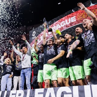 Fußball: Baller League, Final Four, PSD Bank Dome: Ana Maria Markovic (l), Teamchefin von Las Ligas Ladies, jubelt mit ihrem Team mit dem Pokal über den Sieg im Finale gegen Gönrgy Allstars.