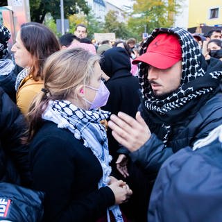 Greta Thunberg (Mitte l), schwedische Aktivistin, unterhält sich bei einer propalästinensischen Kundgebung unter dem Motto «Solidarität mit Palästina» am Jahrestag des Hamas-Angriffs auf Israel am Südstern in Berlin-Kreuzberg mit Teilnehmern.