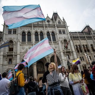 Menschen protestieren für die Rechte von trans* Personen. Der Europäische Gerichtshof (EuGH) hat entschieden, dass eine Änderung der Geschlechtsidentität in einem EU-Land in allen EU-Staaten gelten muss.