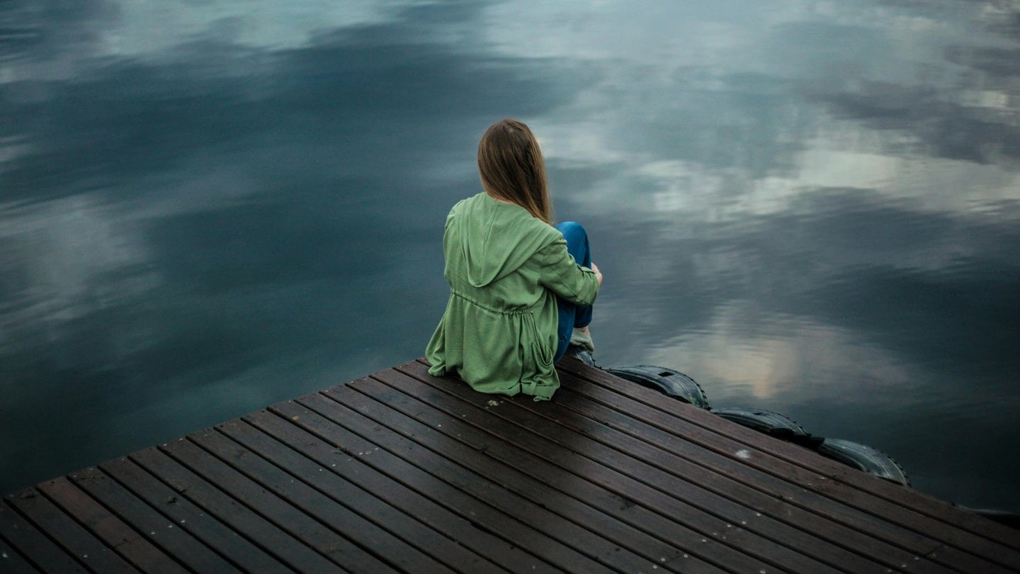 In Deutschland litten im Jahr 2022 rund 9,5 Millionen Menschen an Depressionen. Vor allem junge und alte Menschen waren betroffen.