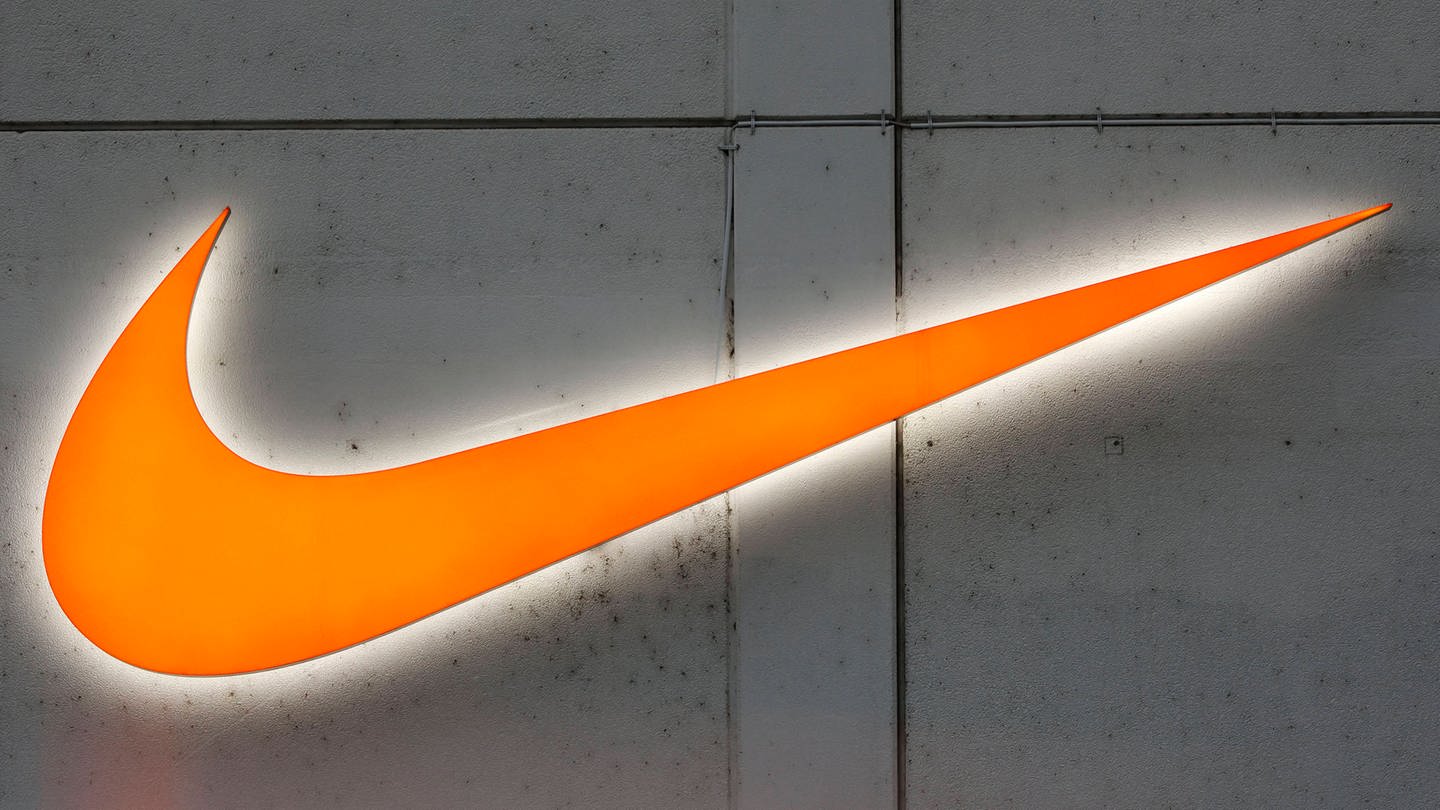 AfD-Fans holen sich personalisierte Sneaker von Nike