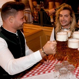 Bill Kaulitz und Marc Eggers stoßen auf dem Oktoberfest an. Die beiden sind ein Paar.