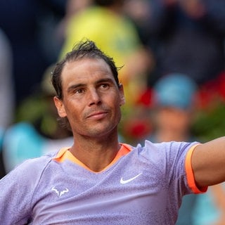 Rafael Nadal winkt nach einem Sieg beim Tennis.