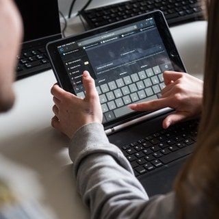 Bei einem Workshop lernen Schüler, wie man mit ChatGPT arbeitet. KI soll in Zukunft an Schulen unterrichtet werden.