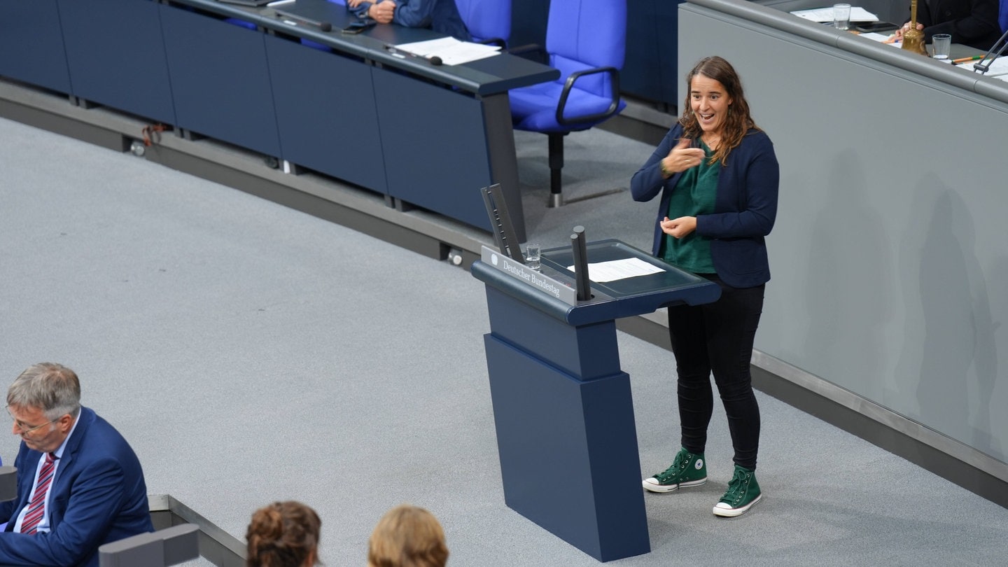 Die gehörlose Abgeordnete Heike Heubach von der SPD hat erstmals eine Rede im Bundestag gehalten.