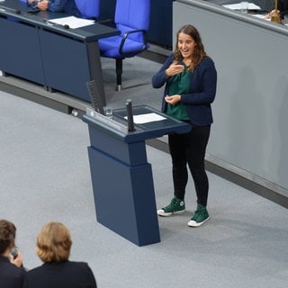 Die gehörlose Abgeordnete Heike Heubach von der SPD hat erstmals eine Rede im Bundestag gehalten.