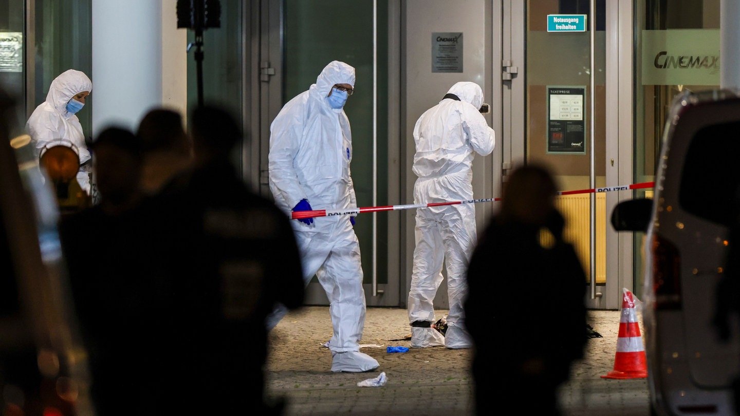 Spurensicherung vor dem Krefelder Kino