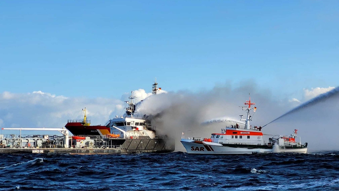 Der Seenotrettungskreuzer Arkona der DGzRS bekämpft den Brand des Küstentankschiff Annika in der Ostsee. Der Öltanker war auf der Ostsee in Brand geraten, die Menschen an Bord konnten gerettet werden.