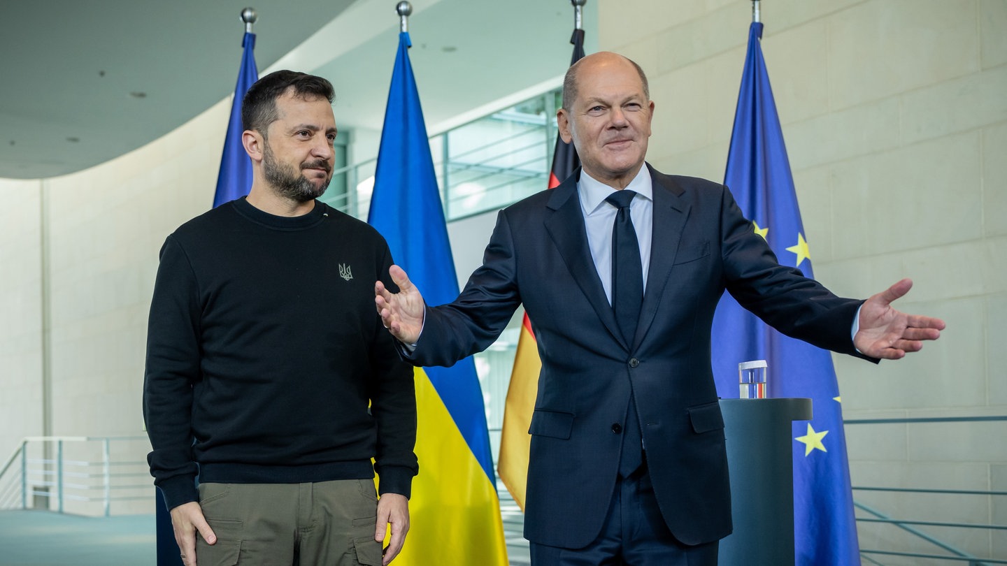 Bundeskanzler Olaf Scholz, begrüßt Wolodymyr Selenskyj vor dem Bundeskanzleramt.