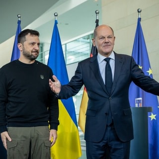 Bundeskanzler Olaf Scholz, begrüßt Wolodymyr Selenskyj vor dem Bundeskanzleramt. 