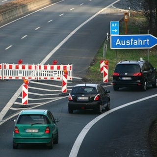 Absperrungen auf einer Autobahn mit Umleitstrecke.