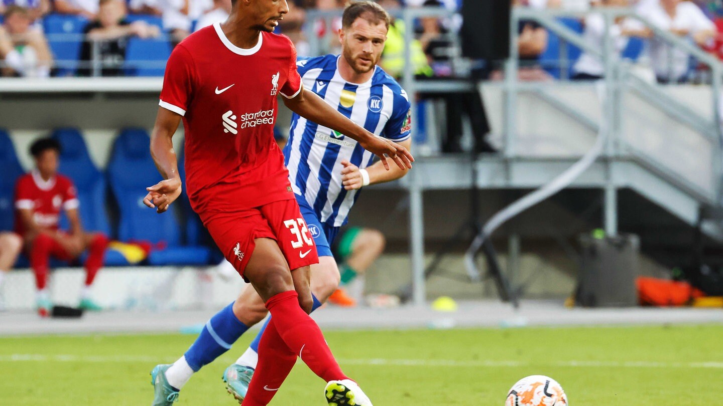 Liverpools Joel Matip beim Testspiel Karlsruher SC gegen FC Liverpool