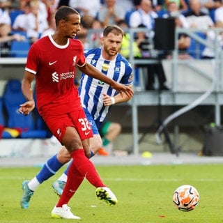 Liverpools Joel Matip beim Testspiel Karlsruher SC gegen FC Liverpool