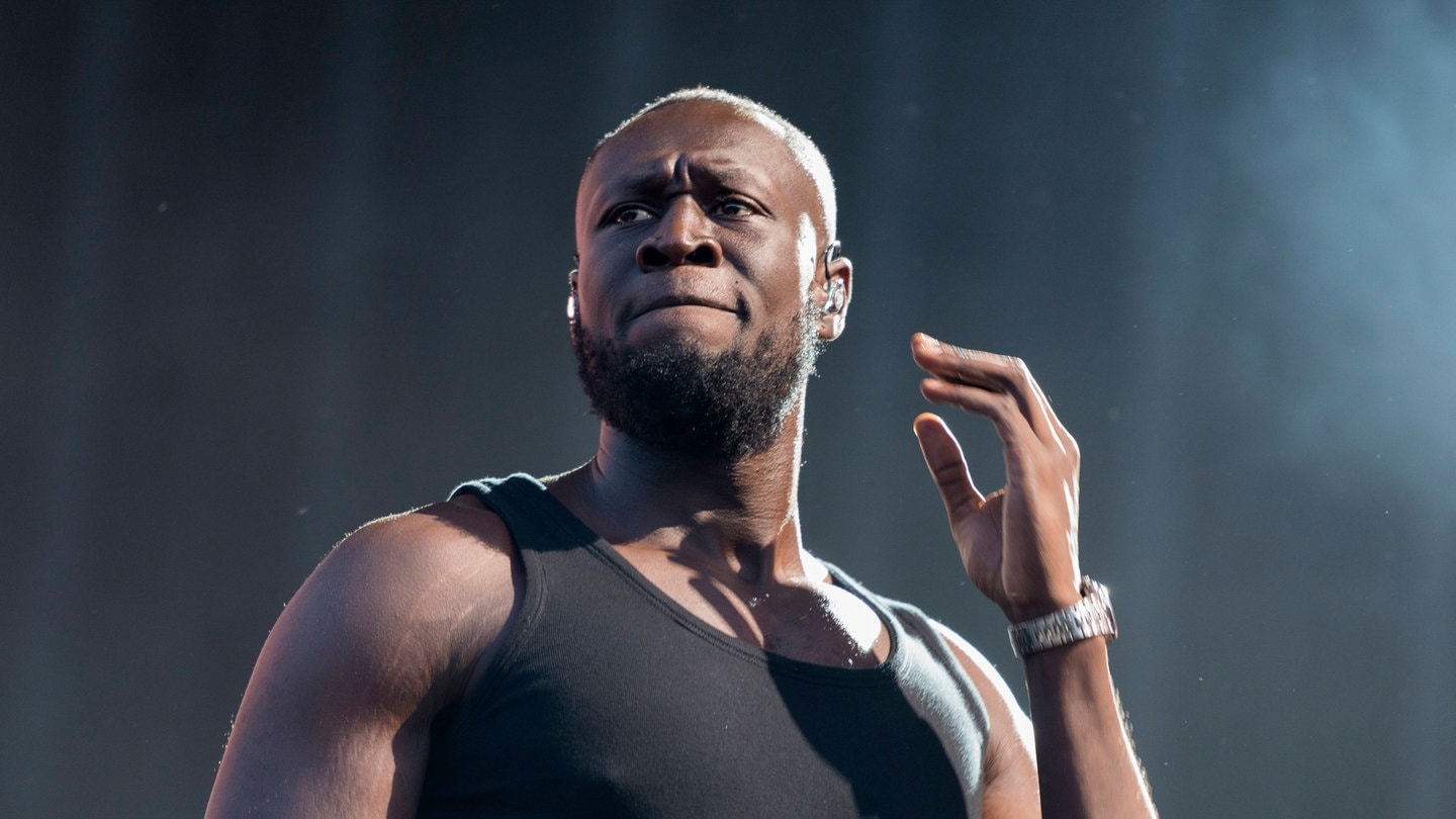 Grime Rapper Stormzy performed auf der Bühne.