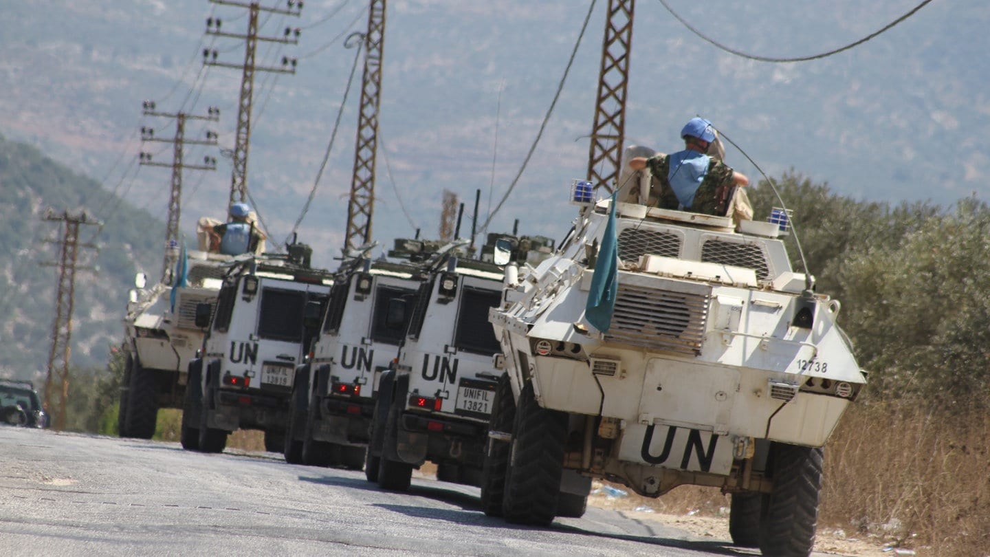 Die Fahrzeuge der Interimstruppe der Vereinten Nationen im Libanon (UNIFIL) patrouillieren. 40 Länder haben Israel und die Hisbollah aufgefordert, die UN-Friedenstruppen im Libanon zu respektieren.