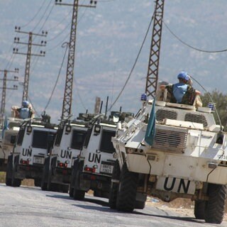 Die Fahrzeuge der Interimstruppe der Vereinten Nationen im Libanon (UNIFIL) patrouillieren. 40 Länder haben Israel und die Hisbollah aufgefordert, die UN-Friedenstruppen im Libanon zu respektieren.