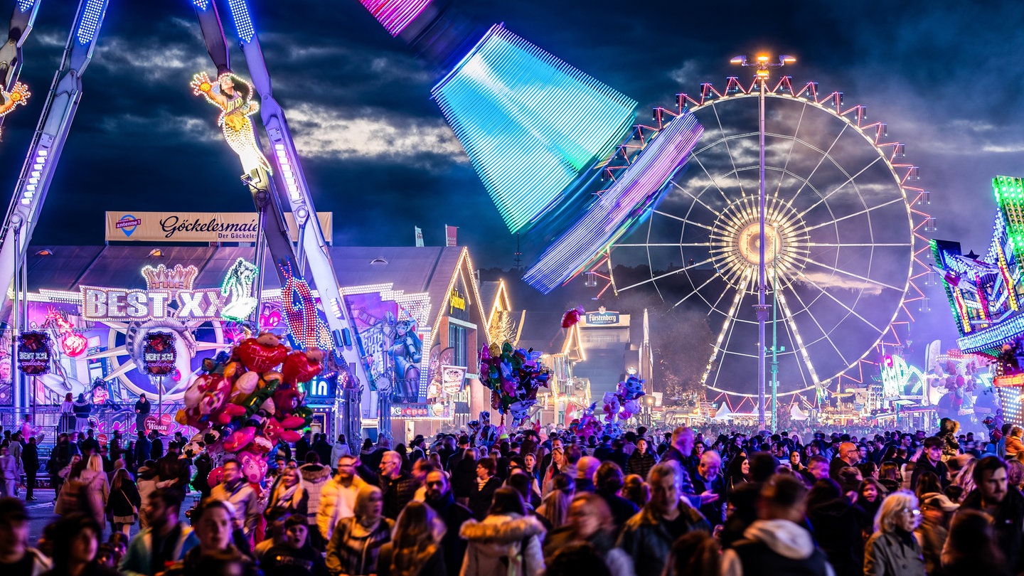 Besucher strömen am Abend über das beleuchtete 177. Cannstatter Volksfest auf dem Cannstatter Wasen. Der «Wasen» ist nach dem Münchner Oktoberfest das zweitgrößte Volksfest in Deutschland.