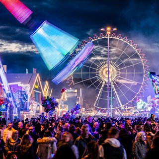 Besucher strömen am Abend über das beleuchtete 177. Cannstatter Volksfest auf dem Cannstatter Wasen. Der «Wasen» ist nach dem Münchner Oktoberfest das zweitgrößte Volksfest in Deutschland.