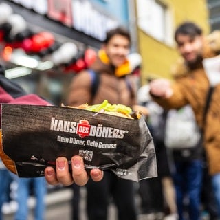 Mann mit Döner in der Hand: Im Haus des Döners in NRW wurden Hygiene-Mängel entdeckt