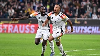 Fußball, Nations League A, Deutschland - Niederlande, Deutschlands Jamie Leweling (r) bejubelt sein Tor zum 1:0 mit Antonio Rüdiger.