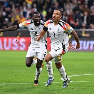 Fußball, Nations League A, Deutschland - Niederlande, Deutschlands Jamie Leweling (r) bejubelt sein Tor zum 1:0 mit Antonio Rüdiger.