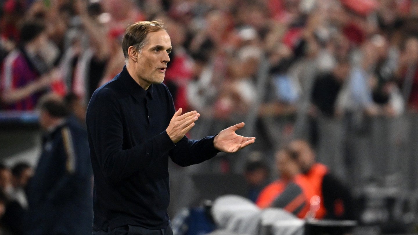 Fußballl-Trainer Thomas Tuchel applaudiert nach einem Treffer im Stadion.