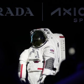 Axiom Space präsentiert den von Prada entworfenen Raumanzug, der ab 2026 von der NASA eingesetzt werden soll.