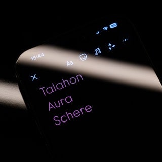 Unter den Top 3 Jugendwörtern sind Aura, Talahon und Schere, die hier auf einem Handy zu lesen sind. Das Jugendwort 2024 wurde vom Langenscheidt-Verlag in Frankfurt bekannt gegeben. 