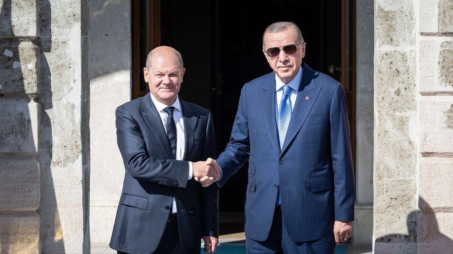 Bundeskanzler Olaf Scholz (SPD) und der türkische Präsident Recep Tayyip Erdogan zu Beginn ihres Treffens in Istanbul.