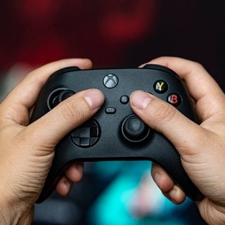 Ein Mann hält einen Xbox-Kontroller in den Händen. Vor dem Release von "Call of Duty: Black Ops 6" auf Xbox und PC gibt es kein Probe-Abo mehr im Game Pass.