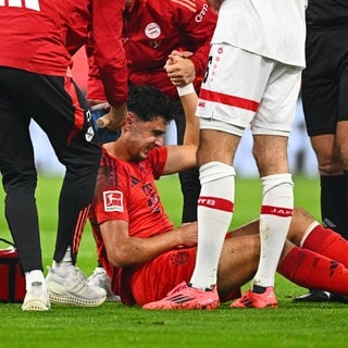 Der FC Bayern München gewinnt am 7. Spieltag der Bundesliga gegen den VfB Stuttgart. Aleksandar Pavlović verletzte sich früh im Spiel an der Schulter.